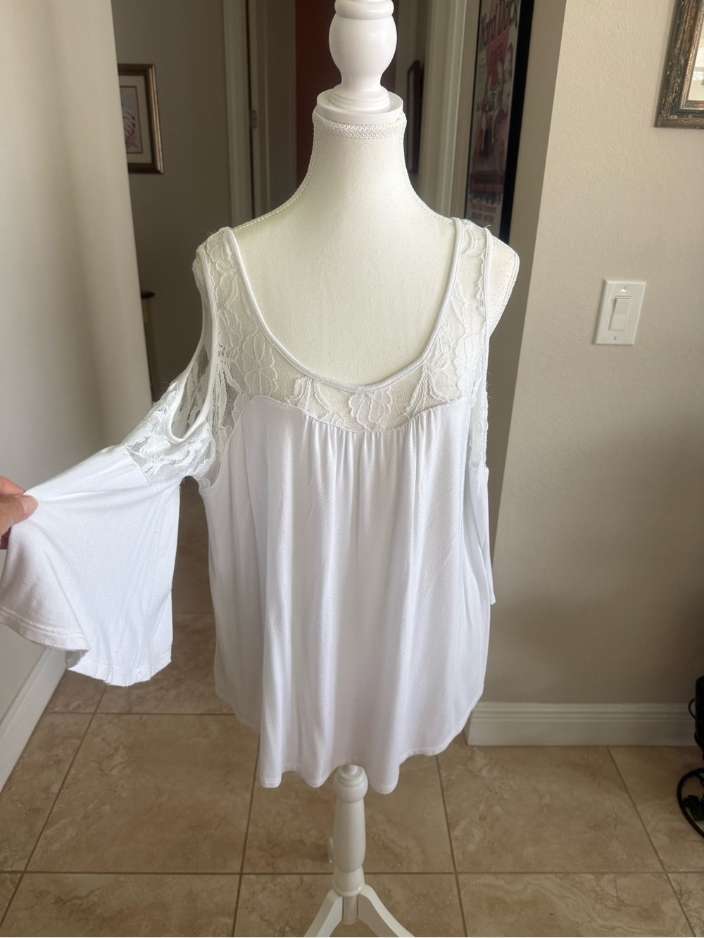 Boutique Peck & Peck White Lace Cold-Shoulder Top